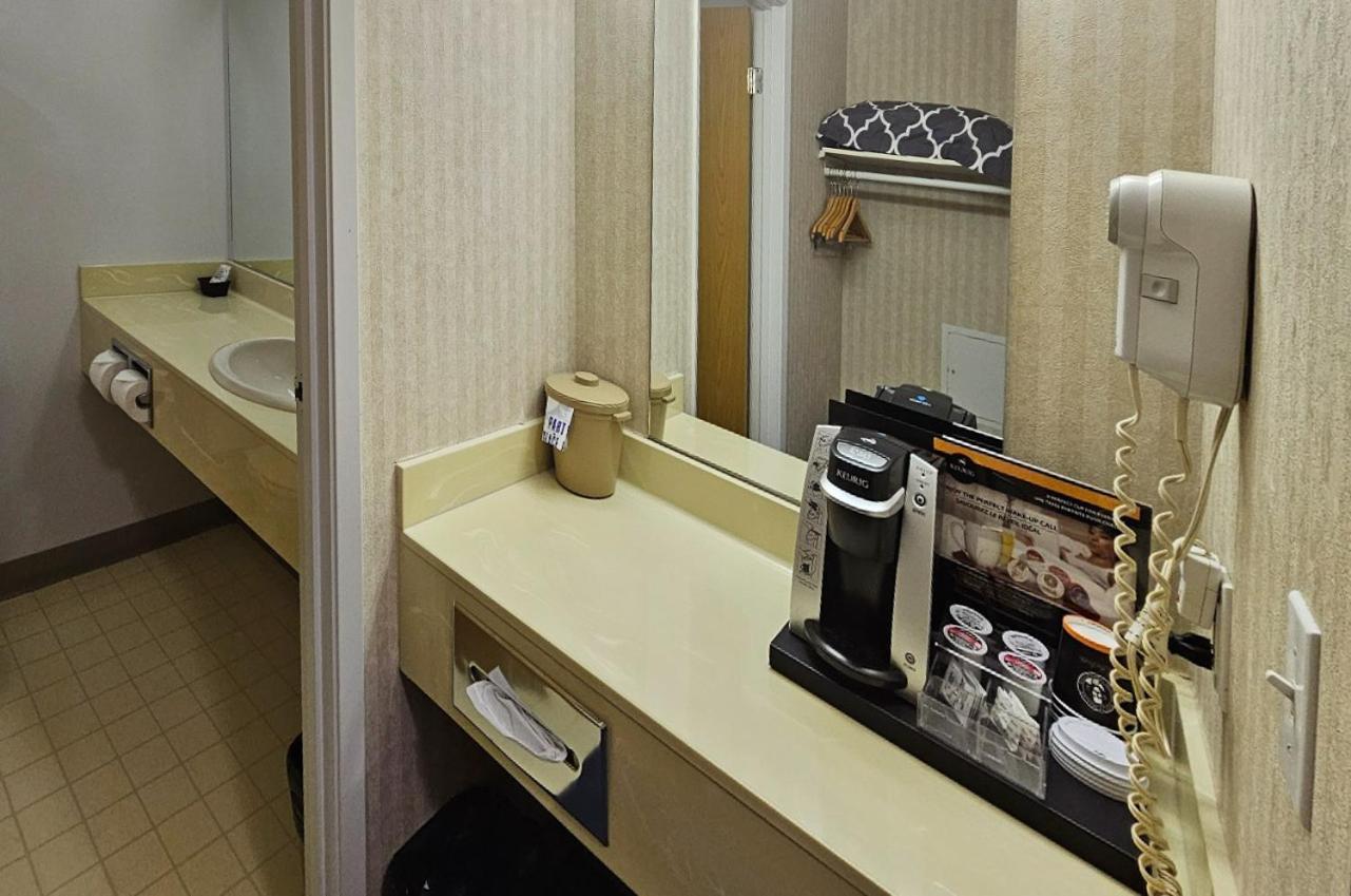 Perfect Inns & Suites Weyburn Extérieur photo